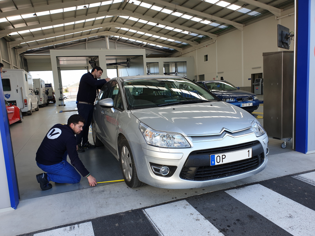 Citroen C4 on Swedish plates has axles measured by ITV inspectors Citroen C4 with ITV inspectors